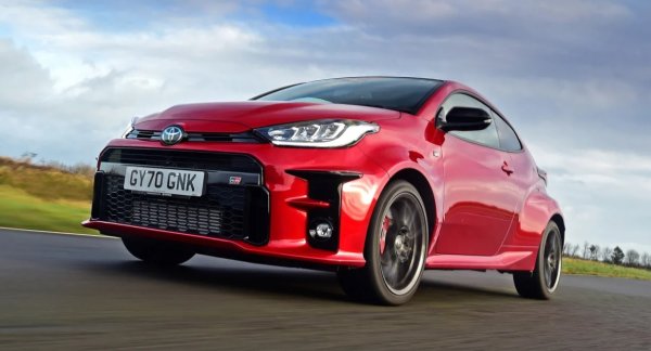 Неукротимата японска машина остава уникално предложение в пространството на хотхечовете, преминала през ноу-хау в моторните спортове и експертно инженерство. Като се има предвид рали ДНК-то на колата, екстериорът е донякъде светски, но това само разширява привлекателността на  тази Toyota.

Задвижван от мощен 1,6-литров трицилиндров двигател с турбокомпресор, GR Yaris преддава 280 к.с. на четирите колела и е напълно стабилен при всякакви метеорологични условия. Усеща се „клекнал”, но напомпан при завоите, приканвайки водача да вкара повече скорост.

Независимо че като скорост отстъпва на лидера Honda, GR Yaris е триумф зад волана и това, съчетано с преработения му интериорен дизайн и гладката опционална осемстепенна автоматична скоростна кутия, го прави един от най-добрите горещи хечбеци на пазара.
